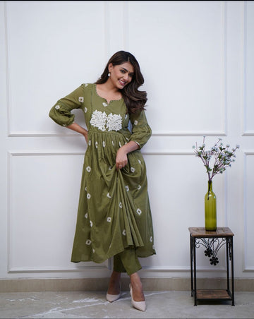 Womens comfortable and look classy pure mul mul cotton pant set with work detailing Green
